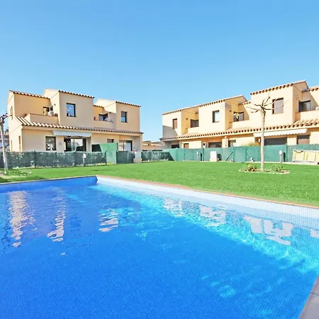 Beautiful House With Private Garden *