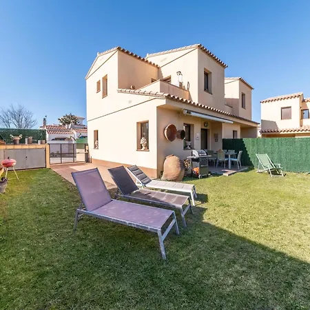Villa Beautiful House With Private Garden